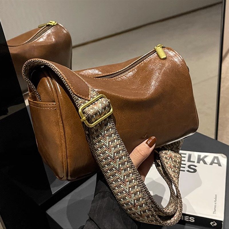 今年流行小包包女2022新款超火时尚小众宽带斜挎包女包爆款枕头包