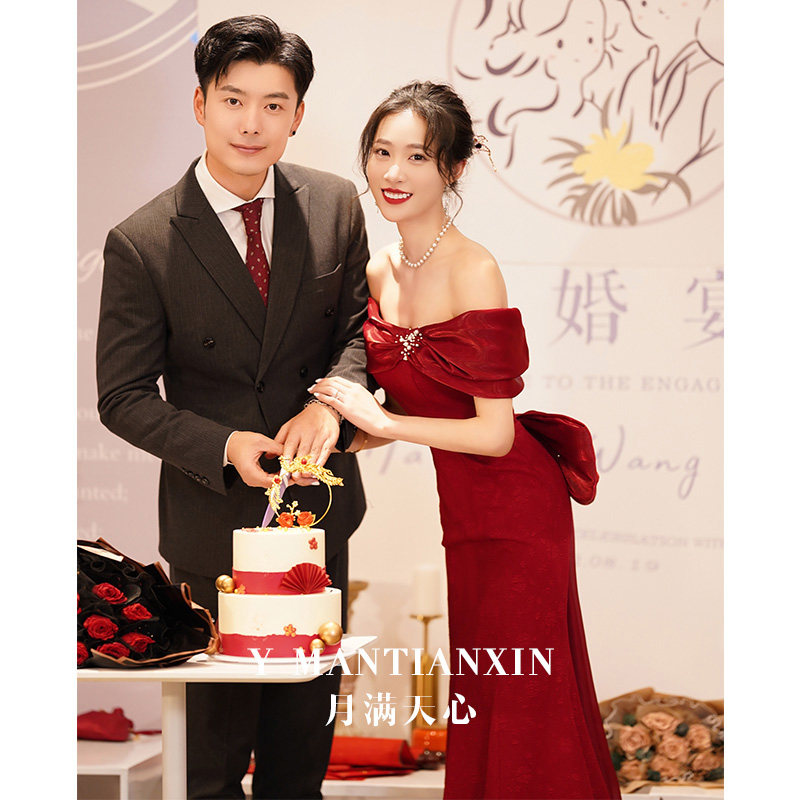 冬季敬酒服2024新款酒红色新娘订婚连衣裙高级感一字肩鱼尾晚礼服
