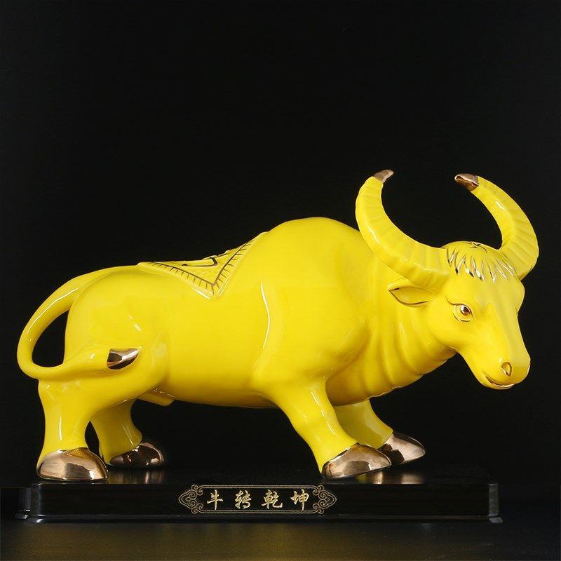 黄色陶瓷牛摆件招财生肖大号水z牛瓷器吉祥物客厅办公室厨房卫生