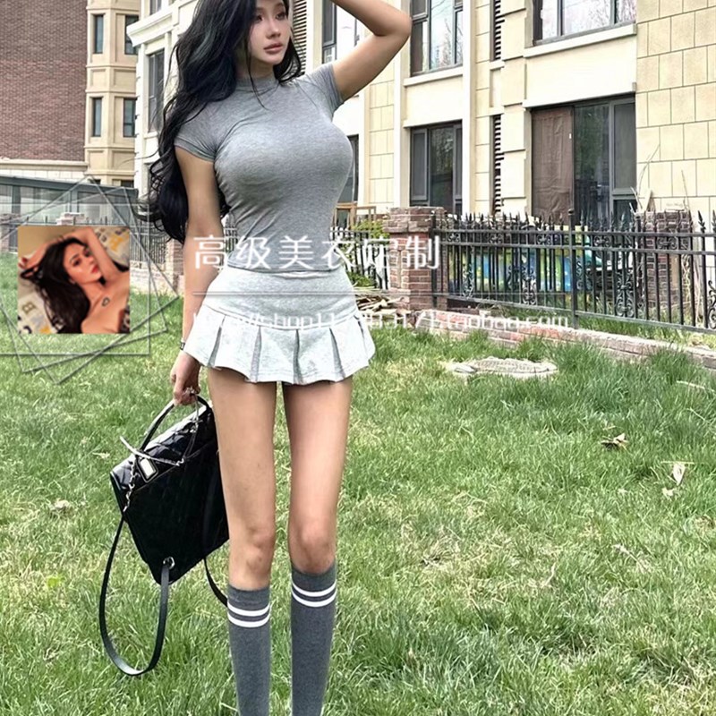 纯欲少女感灰色半高领紧身弹力显胸短袖T恤+低腰防走光半身裙套装