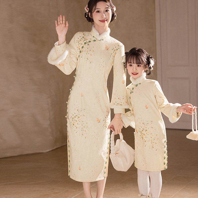 亲子旗袍母女装2026新款冬季时尚洋气春秋连衣裙带披肩长袖斗篷女