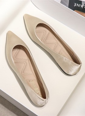 2024年秋季新款尖头r软底平底黑色单鞋女士通勤纯色浅口绸缎办公