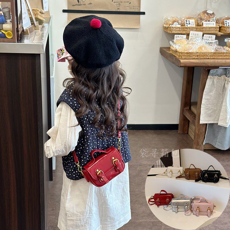 女童包包秋冬新款斜挎小方包复古红色小女孩公主宝宝外出配饰小包