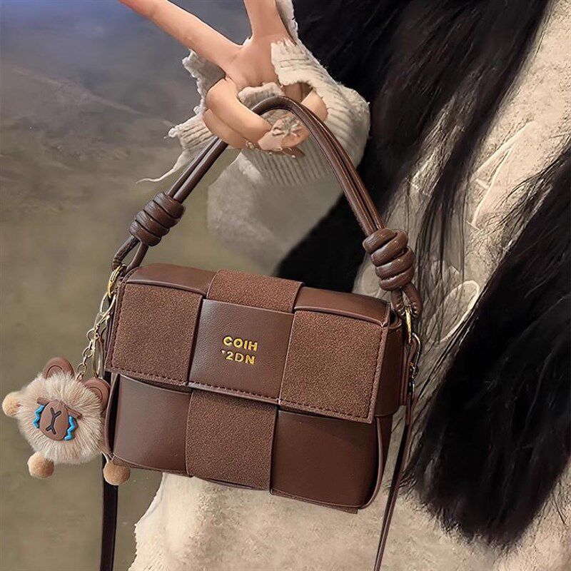 手提咖色包包女式202425新款超火高级感轻奢小众小个子斜挎编织包