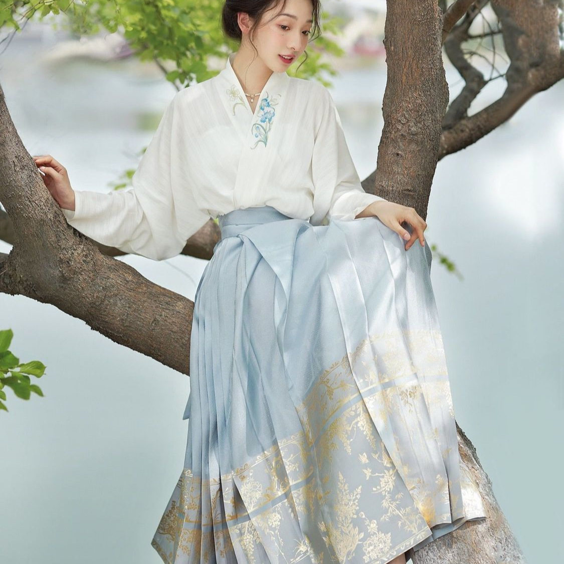满庭芳改良汉服女日常春秋2025新款中式整套刺绣上衣大裙摆马面裙