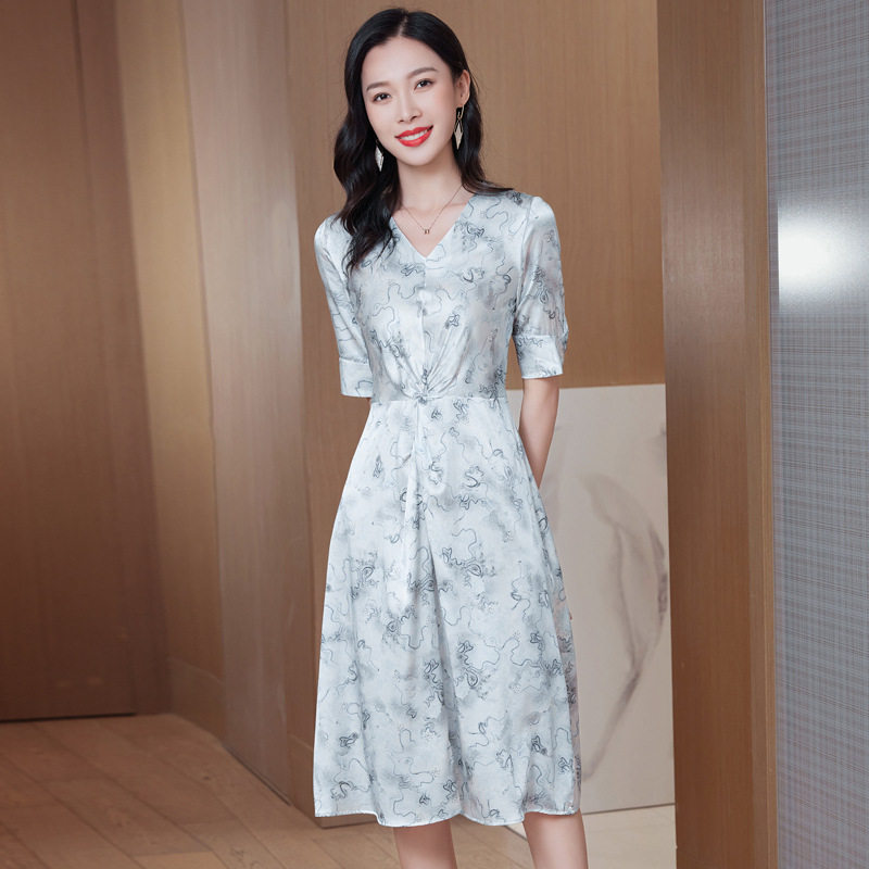 重工女士真丝桑蚕丝连衣裙轻奢感杭州弹力缎感2026年新款v领