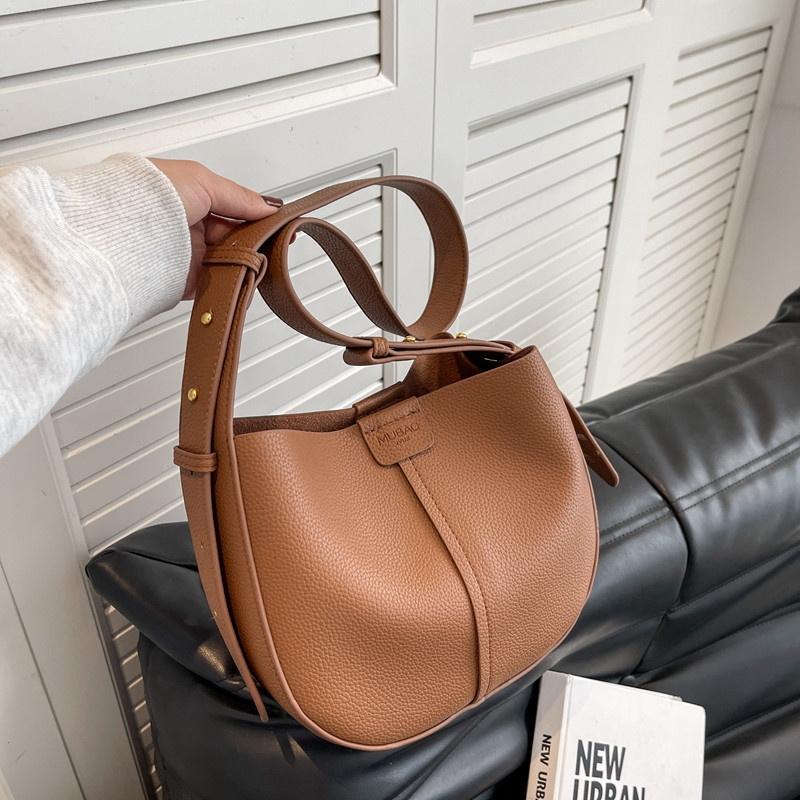 今年流行包包女2023新款高级感休闲马鞍包小众百搭单X肩斜挎水桶,箱包皮具/热销女包/男包,水桶包,淘宝优惠券,粉丝福利购,淘宝优惠卷