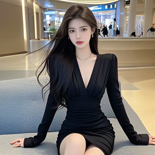 小众性感深V领黑色长袖连衣裙女2025新款法式御姐收腰褶皱包臀裙