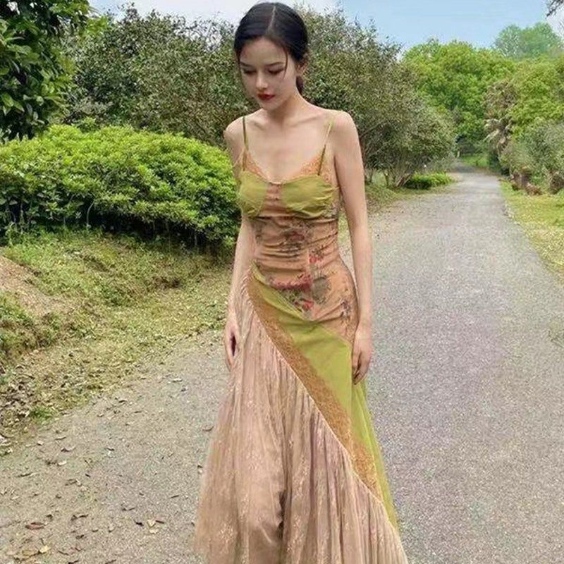 2023西双版纳度假裙三亚旅行穿搭吊带蕾丝裙沙滩长裙海边度假超仙