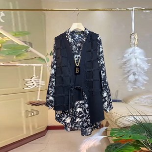 胖妹妹气质复古风显瘦两件套 碎花打底衫 加肥V领盘扣开衫 马甲长袖