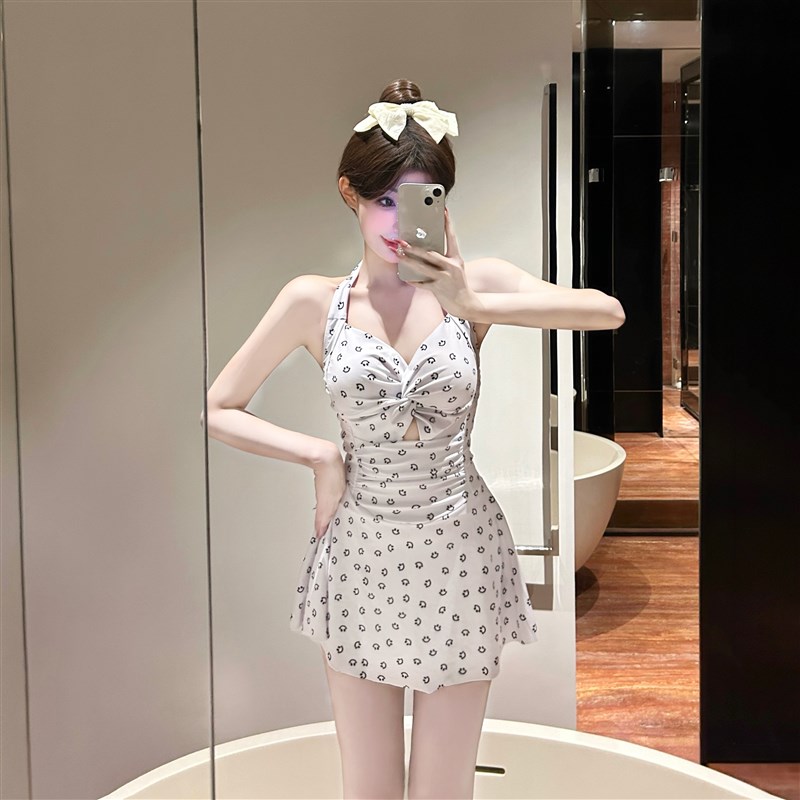 连体裙式泳衣女夏挂脖微胖女孩遮肉显瘦复古笑脸印花保守海边沙滩