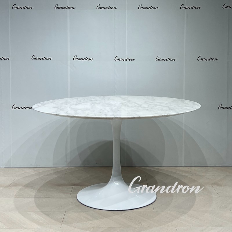 高端北欧简约餐桌天然大理石桌轻奢岩板椭圆形家用郁金香圆桌子