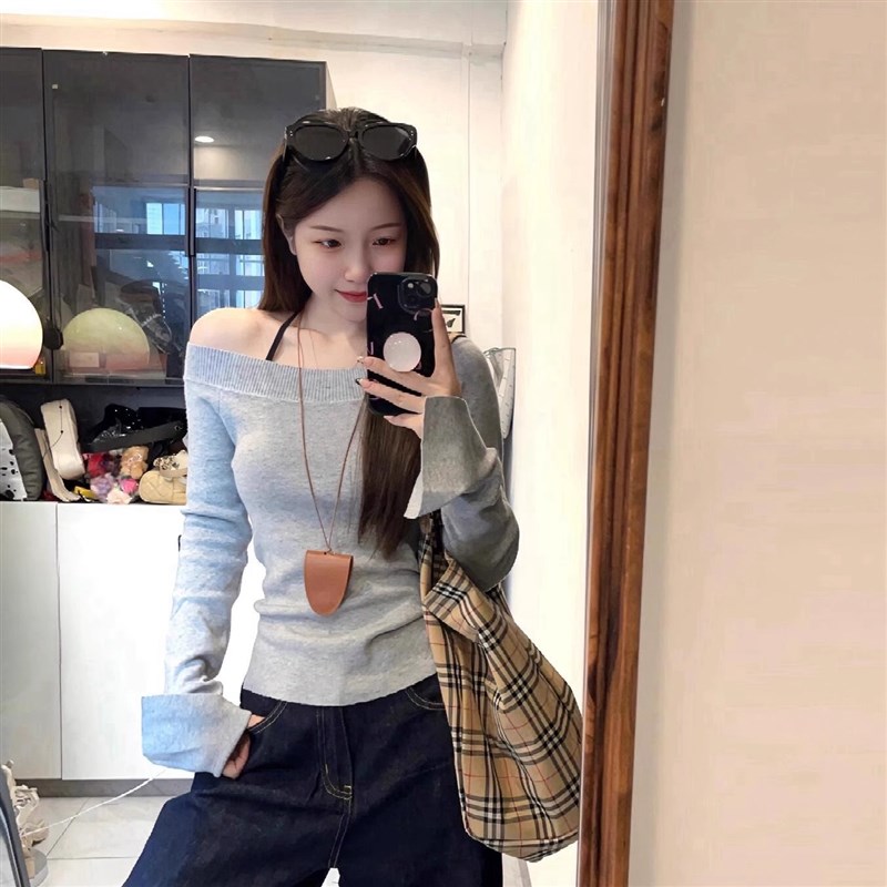 纯欲风灰色露肩斜肩针织衫女秋季新款设计感修身显瘦长袖辣妹上衣