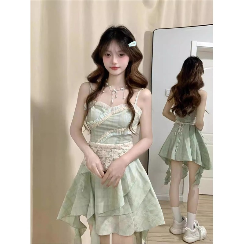 绿色吊带连衣裙女2025夏季新款少女风甜美收腰显瘦不规则中长裙子
