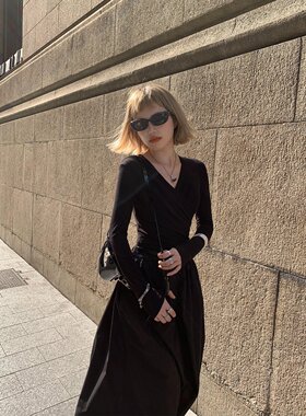 辰米范 黑色v领长袖收腰连衣裙女2024新款秋季修身显瘦裙气质长裙