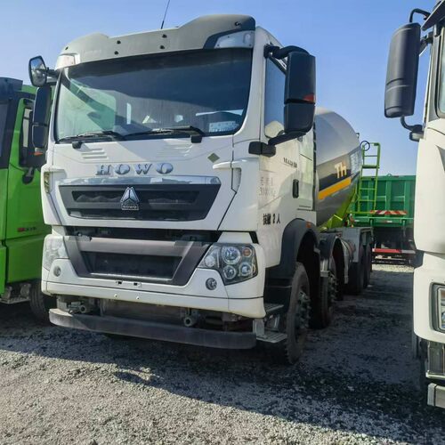 中国重汽TX400马力豪沃8X4搅拌车10-12立方，豪沃371马力牵引头