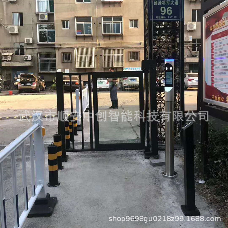 小区人脸识别智能门禁系统广告门人行通道栅栏门自动开门广告门