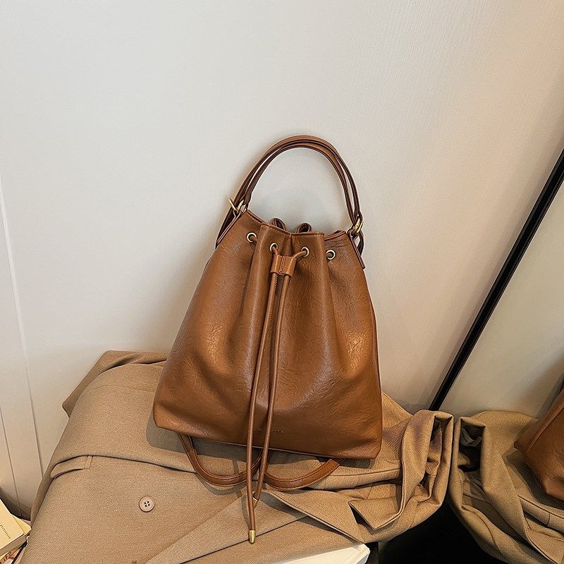 软皮大容量双肩包包女士2025秋冬新款潮时尚单肩手U提包百搭水桶,箱包皮具/热销女包/男包,托特包,淘宝优惠券,粉丝福利购,淘宝优惠卷