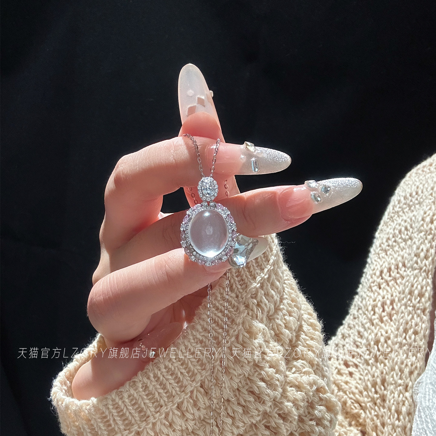 透明水晶圆形吊坠银色链条项链图片
