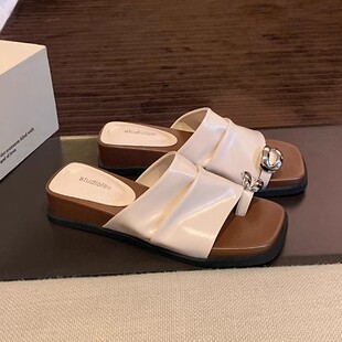 红颜微夏季 金属扣褶皱宽一字套趾坡跟凉拖女夏 新款 增高4cm法式