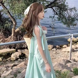 茶歇法式海边度假风薄荷绿吊带连衣裙2025春夏女气质多巴胺长裙子