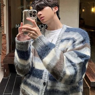 美式 慵懒风宽松撞色设计感V领上衣 复古条d纹开衫 毛衣外套男秋冬季