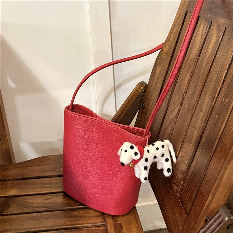 新款软糯皮女包通勤单肩包时尚百Q搭可斜挎小水桶包,箱包皮具/热销女包/男包,水桶包,淘宝优惠券,粉丝福利购,淘宝优惠卷