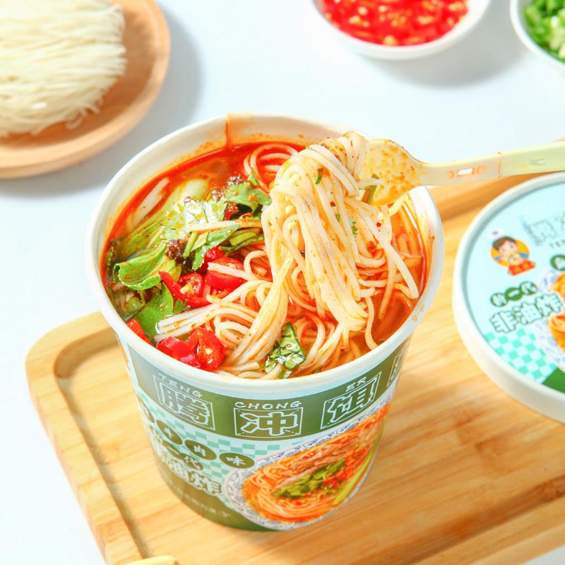 新货云南腾冲方便饵丝麻辣牛肉味桶装冲泡即食早餐正餐饱腹小吃米