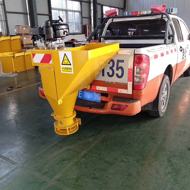 皮卡悬挂式小型撒盐机道路清理积雪的抛撒器螺旋甩盘式汽油撒布机