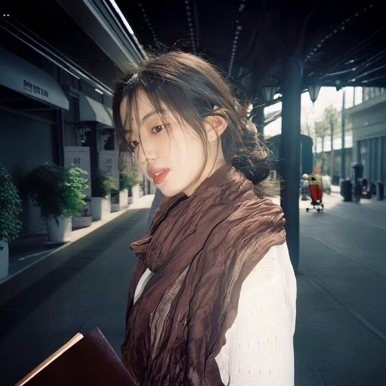 县城文学棕色复古棉麻围巾女秋薄款文艺亚麻褶皱风衣丝巾系脖长条