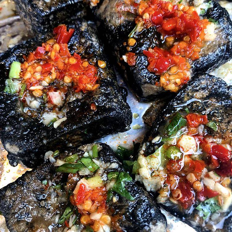 新货长沙臭豆腐生胚商用湖南特产黑色臭干子带料汁油炸半成品地摊