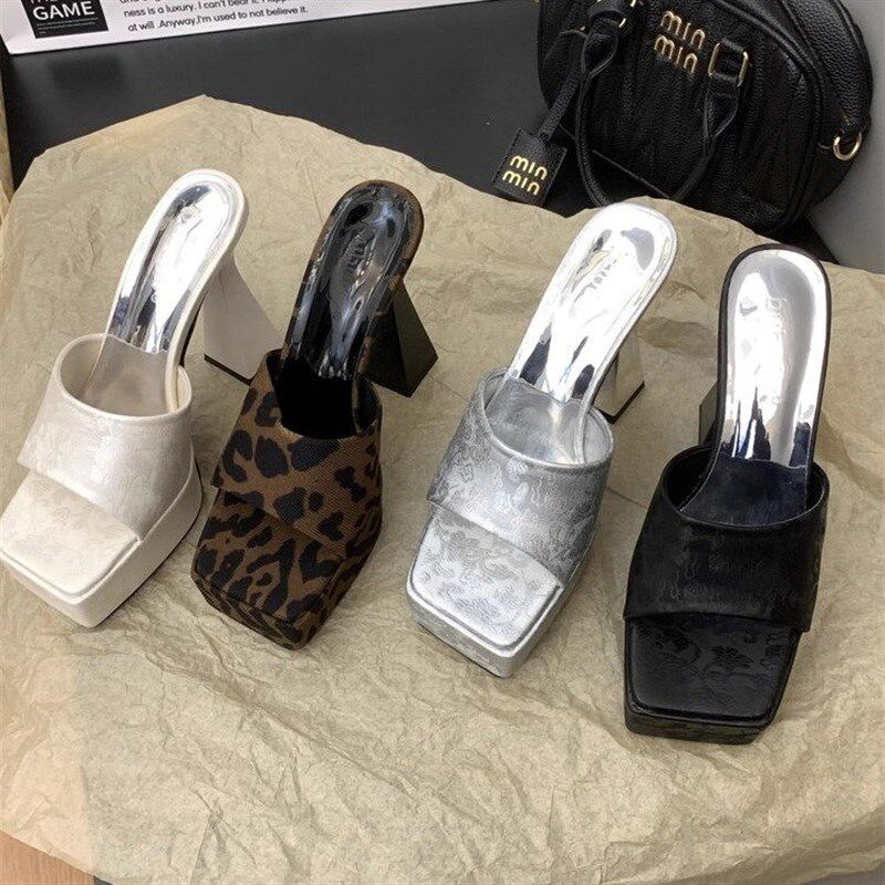 2025小个子增高凉鞋女夏粗跟恨天高防水台豹纹厚底V超高跟鞋凉拖
