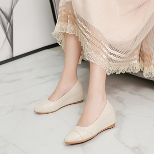 坡跟单鞋女2023春秋新款软底气质中年妈妈鞋圆头T浅口内增高豆豆