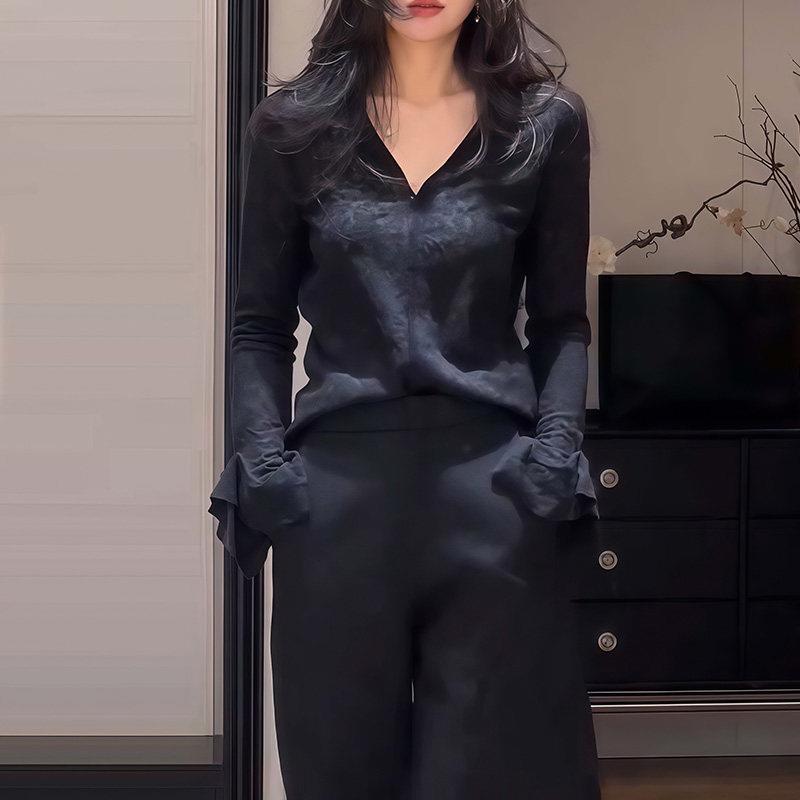 新品韩版极简风V领喇叭袖衬衫女春秋新款通勤显瘦小众设计感长袖