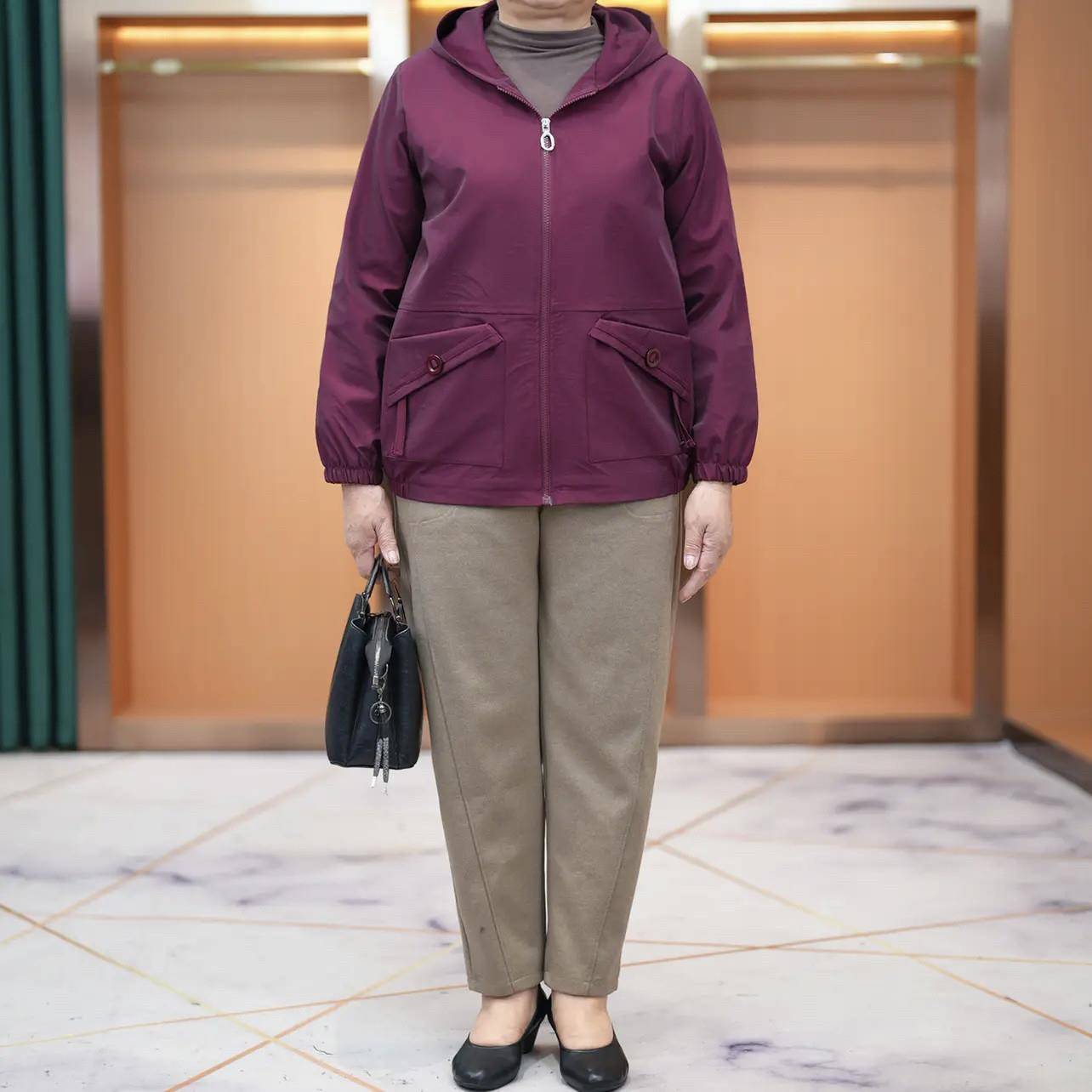 新品中老年人女装妈妈外套春秋新款洋气风衣加肥大码宽松休闲夹克
