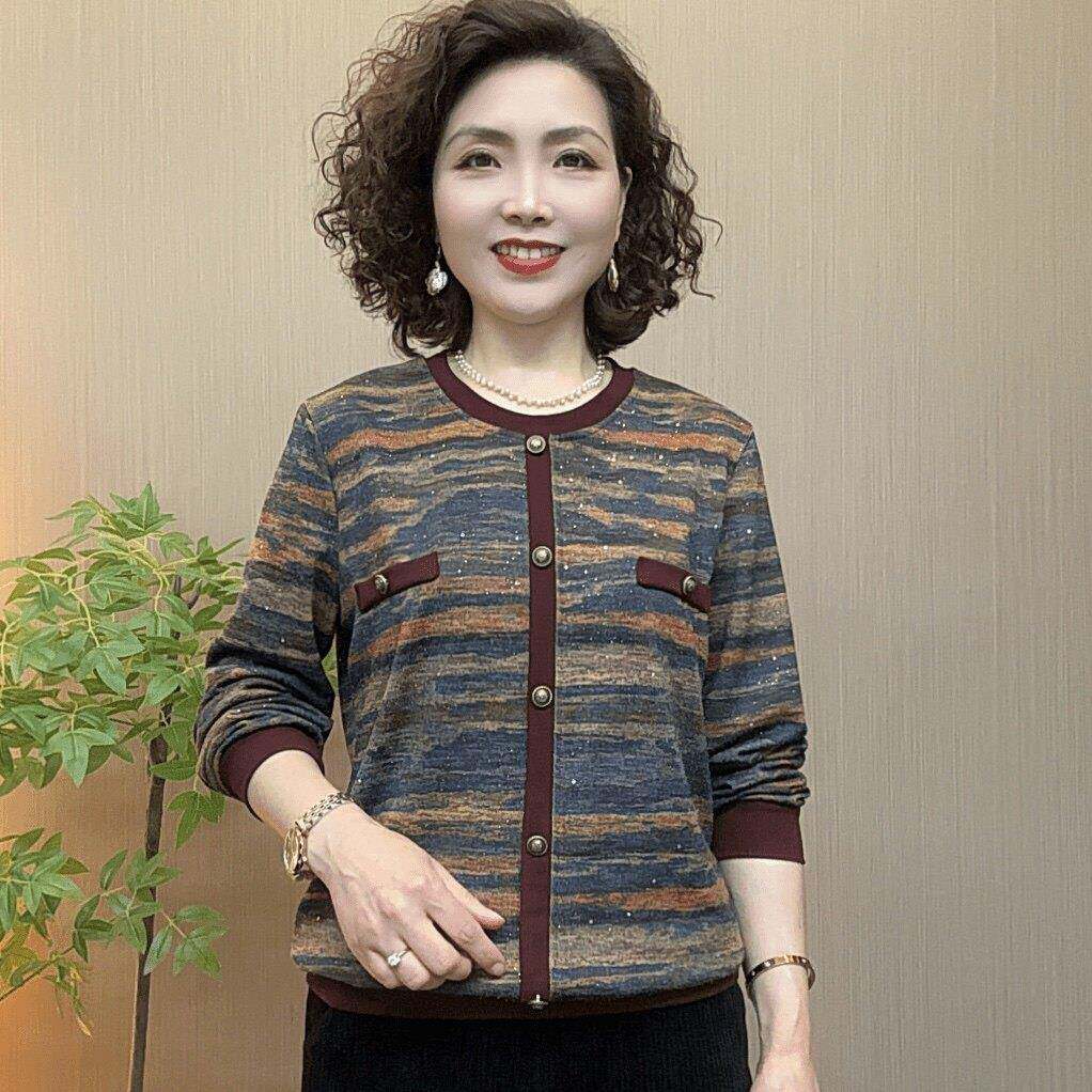 新品50多岁妈妈洋气小衫新款中老年女装春装打底衫时尚宽松显瘦上