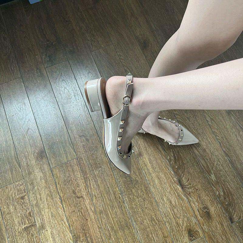 新品铆钉单鞋女粗跟尖头裸色法式平底鞋2026夏季新款侧空漆皮包头