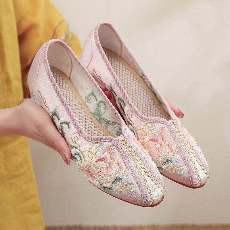 新品百搭汉服鞋子女古风搭配旗袍的鞋复古老北京绣花布鞋中跟舞蹈