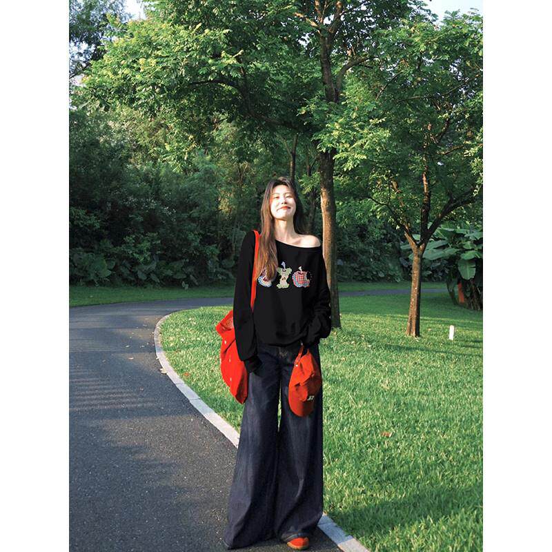 极速黑色辣妹斜领百搭卫衣女早秋薄款露肩设计感小众印花显瘦长袖