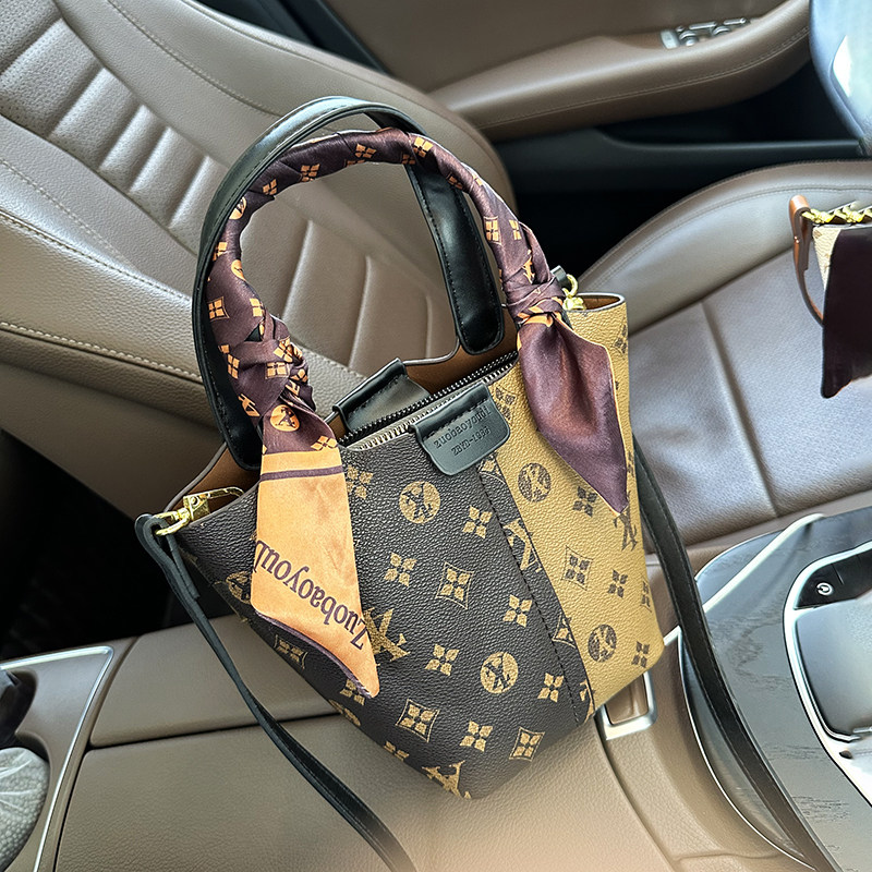 高级质感气质手提包包女2023新款小众单肩水桶包斜挎X菜篮子通勤,箱包皮具/热销女包/男包,水桶包,淘宝优惠券,粉丝福利购,淘宝优惠卷