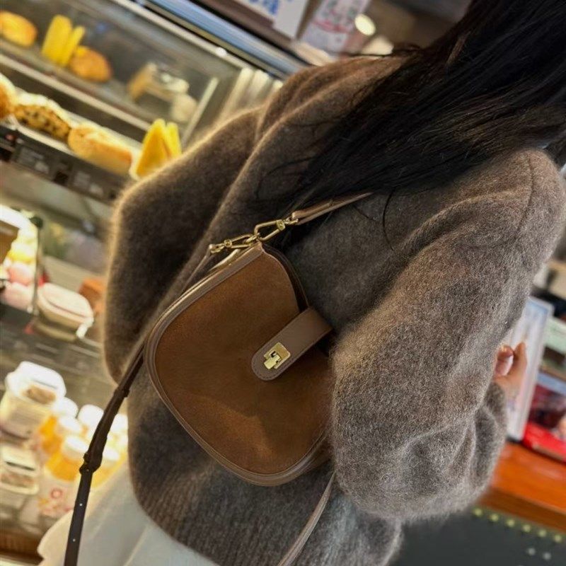 商场马鞍包女2024秋冬新款高级感单肩腋下包轻奢小众真皮女斜挎包