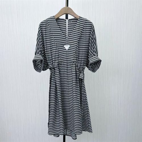 良月2025夏季新品 格纹v领连衣裙女气质显瘦通勤百搭a字裙6505