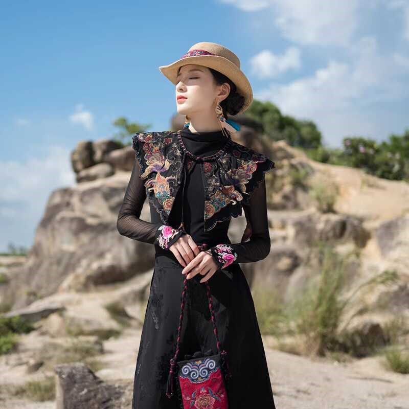 新中式重工刺绣披肩外搭女2024新款云南丽江旅游度U假时尚云肩配