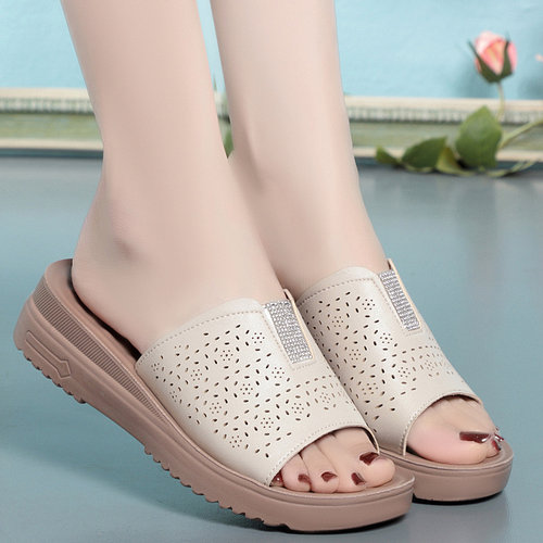 妈妈拖鞋女外穿夏季真皮中年柔软平底舒适防滑中老年人平底凉拖鞋