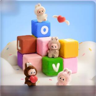 Popmart的怪兽心脏代码系列乙烯基毛绒娃娃挂件盲盒