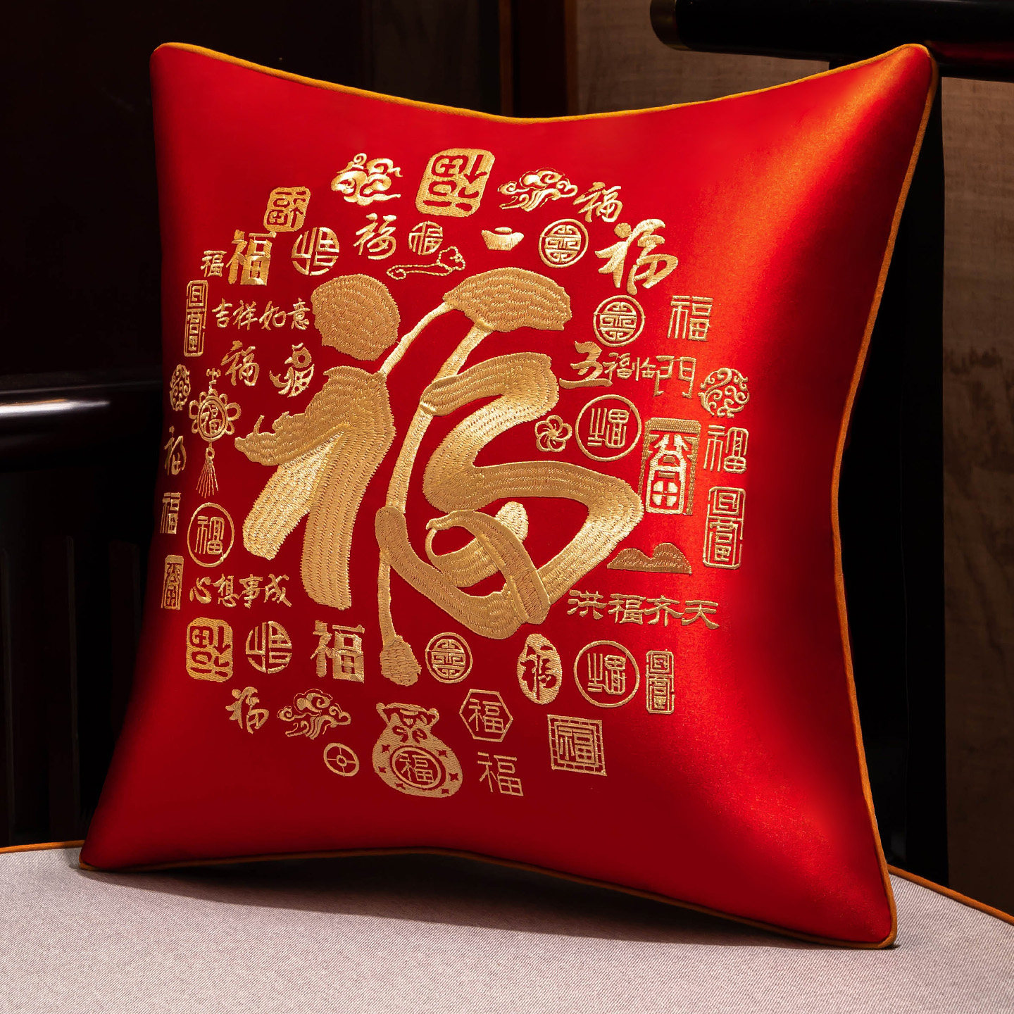 轻奢高级感红色方形抱枕高端定制