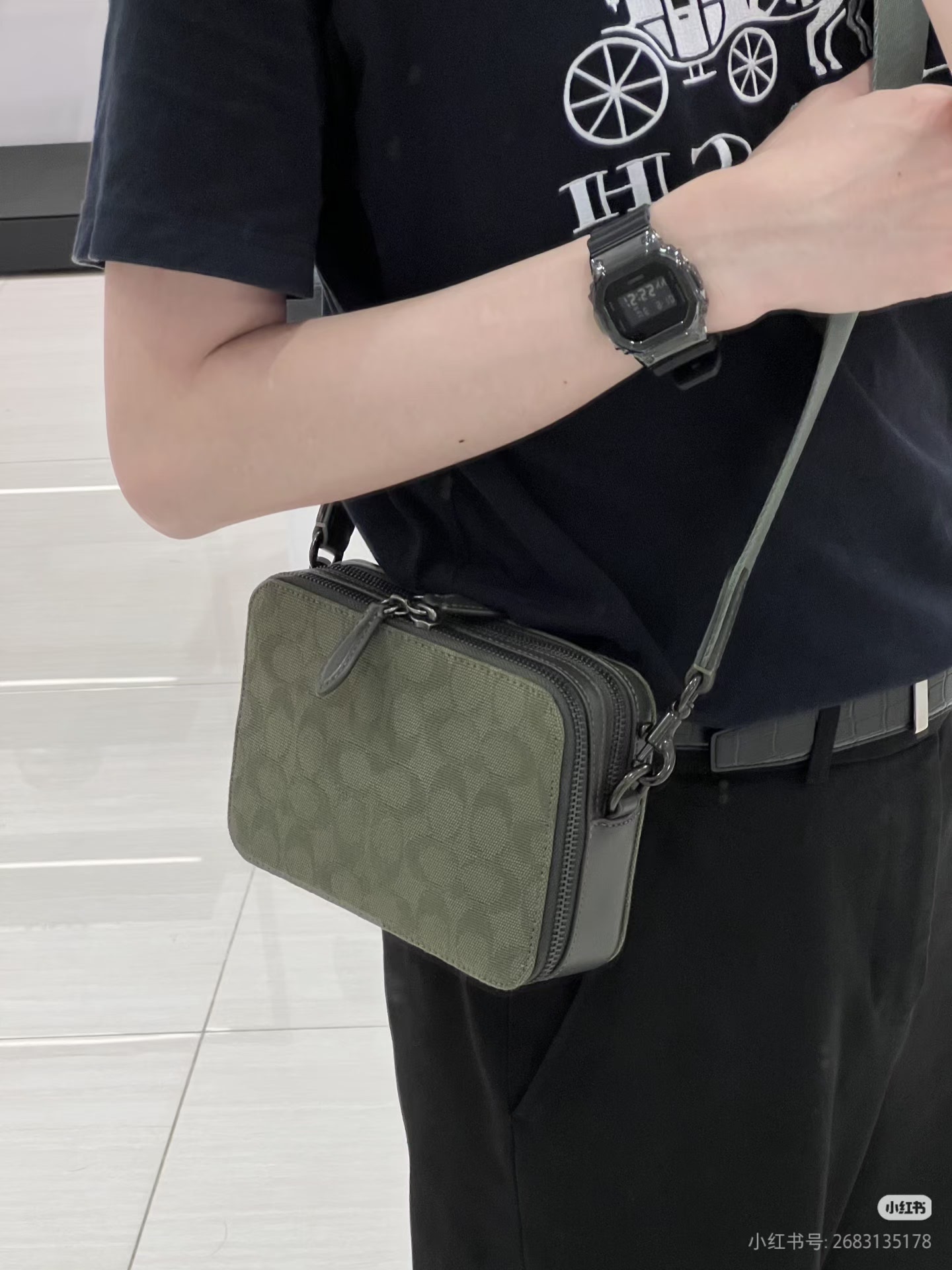 COACH蔻驰男士斜挎包，经典老花款，经典马车logo，