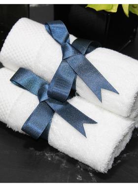 展厅卖场店面浴室柜软装深蓝丝带小毛巾卷样板房卫生间浴缸绑方巾