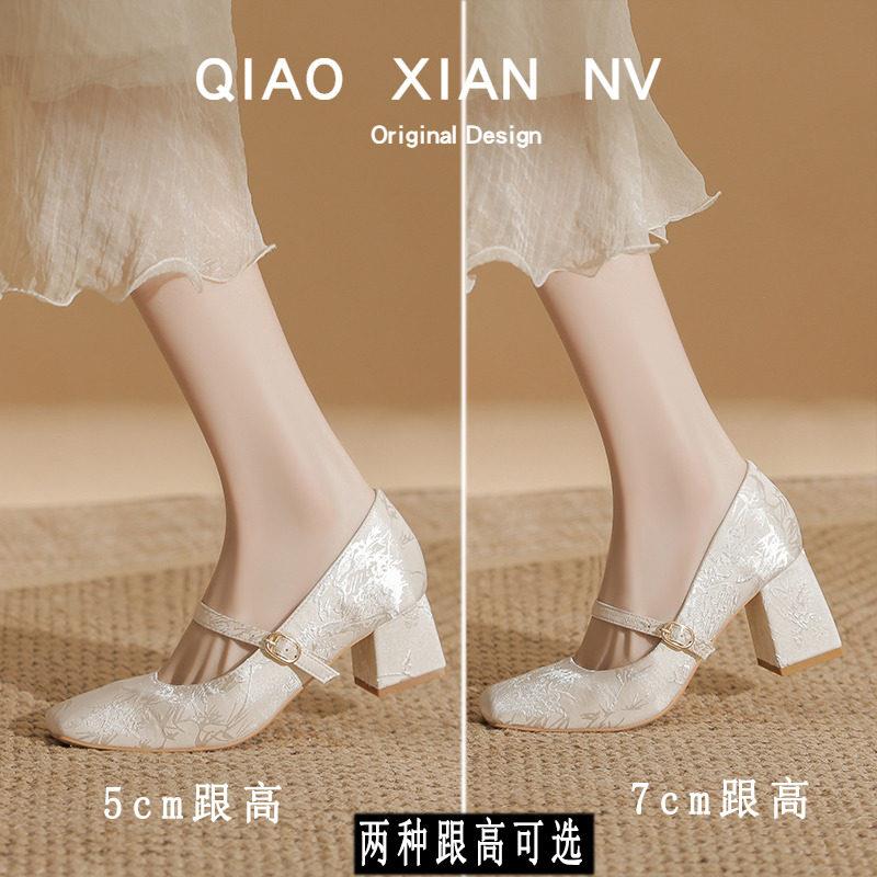 好货巨软~新中式国风粗跟单鞋女配旗袍汉服绸缎刺绣白色方头玛丽
