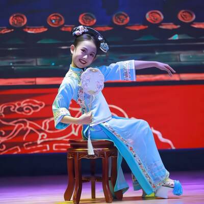 儿童俏灵儿演出服还珠格格服清朝满族宫廷旗袍凳子团扇古典舞蹈服